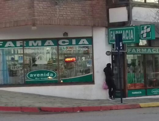 Farmacia Avenida y Perfumeria Max Weder